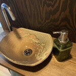 野菜が主役の古民家レストラン 花果菜 - 手洗い場も備前焼！ステキ！