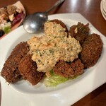 ワイン厨房 晩酌邸 - ソースもカキたっぷりのタルタルでいただくカキフライ