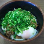 麺屋　まる - ぶっかけすじ肉うどん(300円）肉がすっごく美味しい。温玉はサービス品。時々サービスがあるそうです。