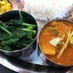 マチャプチャレ - ダルバートタルカリランチ　野菜カレー（右）　青菜炒め（左）