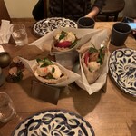 LA PITA DE MAISON CINQUANTECINQ - 上から時計回りに、ツナと目玉焼き（フル）、鴨コンフィ（フル）、ラムピーマン（ジュニア）