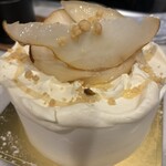 パティスリー リョーコ - 洋梨のジャポネ。少しオトナ風味の生クリーム最高！