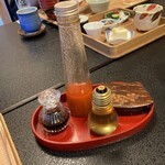 みちのく庵 - テーブルにセットされた蜂蜜と醤油、ドレッシング