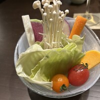 銀座 六覺燈 神楽坂店 - 契約農家の野菜たち。キノコも生食。