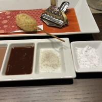 銀座 六覺燈 神楽坂店 - えんどう豆のコロッケは、右端の2種のお塩で。