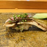 天寿し - 【写真⑥】炭火炙り鯖、羅臼昆布、茗荷