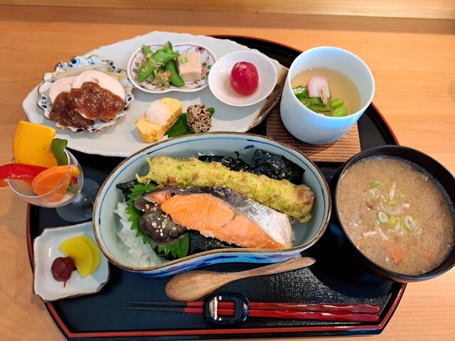 えちごや おもせ &ndash; 南福島の絶品定食と居心地の良い食堂