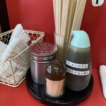 南京ラーメン 黒門 - 卓上。