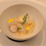 ラ・ベ - 帆立貝柱のマリネとブイヨン 食感の異なる蕪 柚子