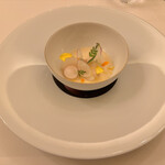 ラ・ベ - 帆立貝柱のマリネとブイヨン 食感の異なる蕪 柚子