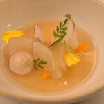 ラ・ベ - 帆立貝柱のマリネとブイヨン 食感の異なる蕪 柚子