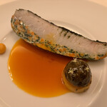 ラ・ベ - カサゴとエストラゴン香る野菜のファルシー サフラン風味のジュ サザエ ルイユ