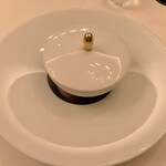 ラ・ベ - 帆立貝柱のマリネとブイヨン 食感の異なる蕪 柚子