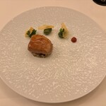 ラ・ベ - 仔牛ロースのエピスロティ マレンゴソース ハーブとジャガイモのニョッキ 赤パプリカのコンポテ