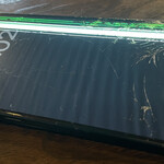 焼きもの家 慶 - 今週帰省した時にアスファルトに落として液晶の電源か信号の配線が切れかけてそうなiPhone15Pro。今気分が重い理由のひとつ