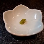 烈志笑魚油 麺香房 三く - 白壺ラーメンには柚子胡椒が別皿にて提供されます。