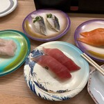 すし江戸 盛岡南店 - 左から時計回りにビントロ、炙りとろ〆サバ、サーモン、極バチマグロ。マグロだけが税別160円で他3皿は税別120円！