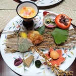 道後舘 - 奥の黒い椀は海老味噌和フラン