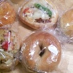 ベーグルサンニーイチヨン - 照り焼きチキン、ゴボウ、黒糖、イチヂク、プレーン