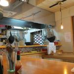 君想ふ暮らし - 店内はカウンター席とテーブル席があります