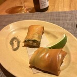 fu-fu shisen - ▪️山口白イカと里芋の春巻き
      山椒の塩とライムで