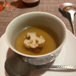 fu-fu shisen - ▪️魚介出汁の薬膳蒸しスープ
      真鯛、ほうぼう、干し鮑などの出し