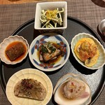 fu-fu shisen - ▪️前菜盛り合わせ　・マグロ叉焼
      ・麻辣ごぼう
      ・はまぐり紹興酒ソース
      ・押豆腐とキクラゲ　ねぎ山椒ソース
      ・海鮮XO醬　自家製パンにのせて
      ・柿とマッシュルームのパプリカチリ