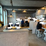 HARE tokidoki MUGI - カウンター席にテーブル席　手前にも2卓