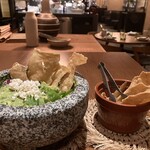 BATIDA - 名物！BATIDA風ワカモレ(税サ込2200円)→シグネチャー料理の一つで、席の目の前で一から調理。こちらは完成後