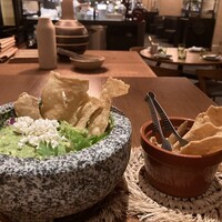 BATIDA - 名物！BATIDA風ワカモレ(税サ込2200円)→シグネチャー料理の一つで、席の目の前で一から調理。こちらは完成後