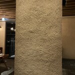 BATIDA - ↑で上手くハマらず余った石を細かくしてこちらの柱に使ったとのこと。