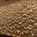 BATIDA - 沖縄の白いゴツゴツした石が壁に。一つ一つつけたそうです。