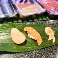 すし処 美月 - コースのにぎり　ほたて、サーモン
