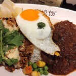 ハイ，ハウ アー ユー - ハーフ&ハーフ。チキチキキーマとビーフカレー。