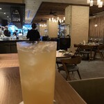 BATIDA - 焼きパイナップルのハイボール(税サ込1300円)→キャラメリーゼに漬け込んでピザ窯で焼いたパイナップルが入っています。