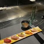 渋谷 鉄板焼き 凛 - お任せ握り5選、赤出汁(左から、中トロ、金目鯛、しまあじ、えび、くえ)