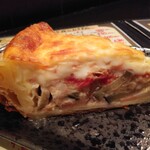 ビストロ 慎吾 - ナス、ベーコン、トマトのキッシュパイ580円
