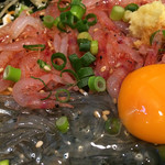 とびっちよ・生卵の黄身を落とし、さっくり混ぜて食べる。くさみが全くない。