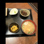 武蔵ノ麦穂 - 極上爆盛りはみ出る海鮮丼サイド　お味噌汁　小鉢　お漬物　byまみこまみこ