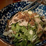 ワイン厨房 晩酌邸 - 洋梨とパクチーのレモンドレッシングのサラダ