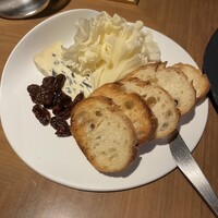 Bistro NOHGA  - チーズ2種　ブルーチーズとなんとか(見た目白舞茸みたい)このチーズも美味しかった