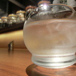 cafe capri + Dining Bar - バランスで立っている底が丸いグラス