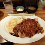 大阪トンテキ - 割り箸より大きなプレート