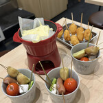 串かつとお酒 でんがな 下北沢店 - 奥は餅、チーズの串揚げ