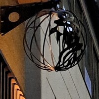 伊勢廣 京橋本店 - シンボルの鳥がデザインされたカゴの様な…なんだろう？