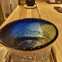 虎ノ門 空花 - カウンターに鎮座するガラス器、お酒を冷やしたりする