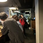 酒と麺 タイノタイ - 1階のカウンター席。地下もあるみたい。