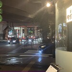 酒と麺 タイノタイ - 逆サイ左奥に吉そばがある所