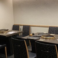 焼肉割烹 YP流 宗右衛門町本店 - 広々なテーブル空間