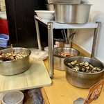 271435727 - テーブル横でお惣菜作ってました